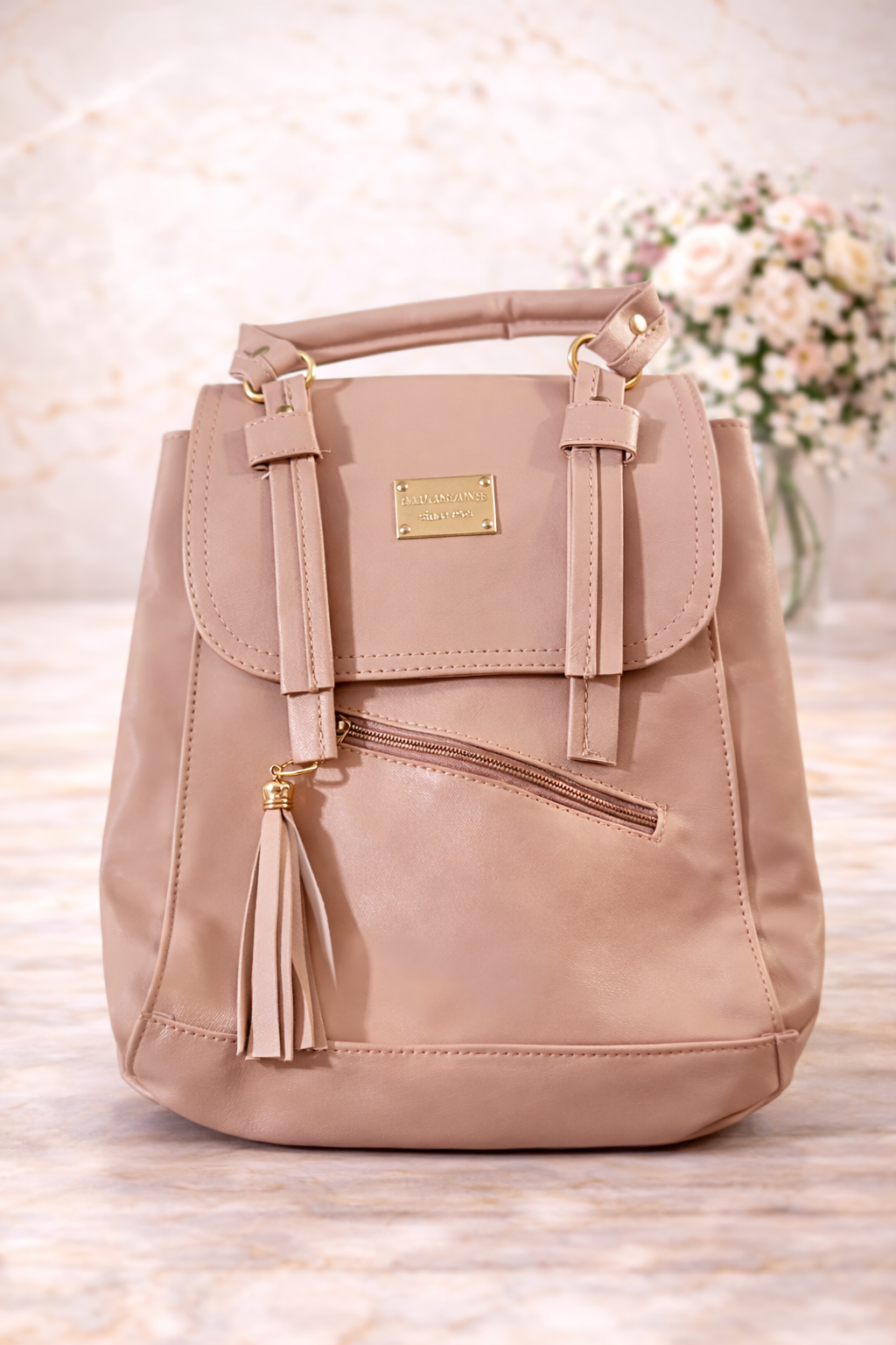 Mochila Rosa Nude con Placa Dorada y Borla