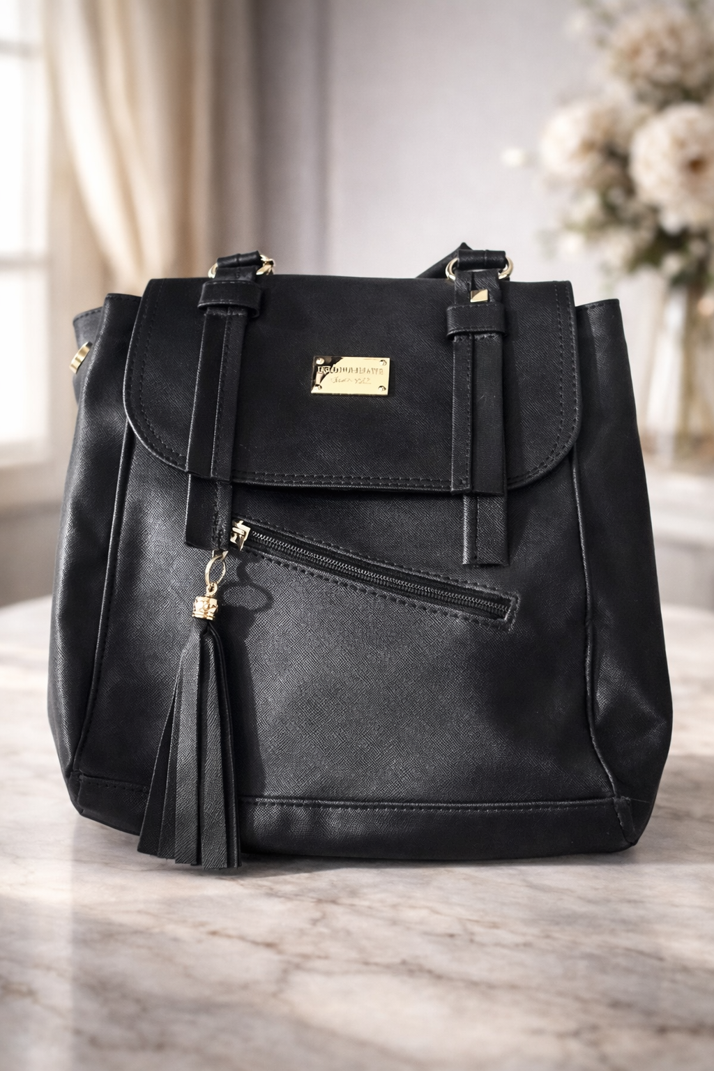 Mochila Negra Saffiano con Placa Dorada y Borla