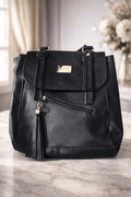 Mochila Negra Saffiano con Placa Dorada y Borla - SERALLA COLLECTION