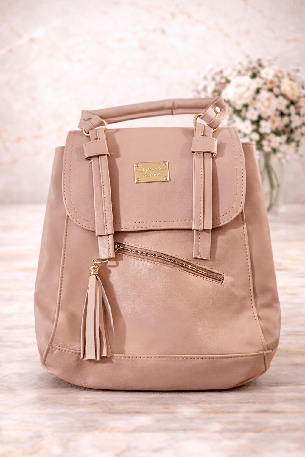 Mochila Rosa Nude con Placa Dorada y Borla - SERALLA COLLECTION